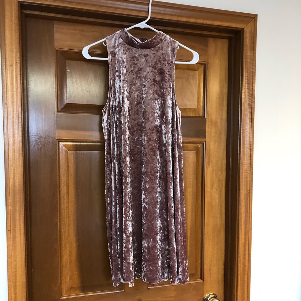 Like new Mock neck velvet sleeveless dress
